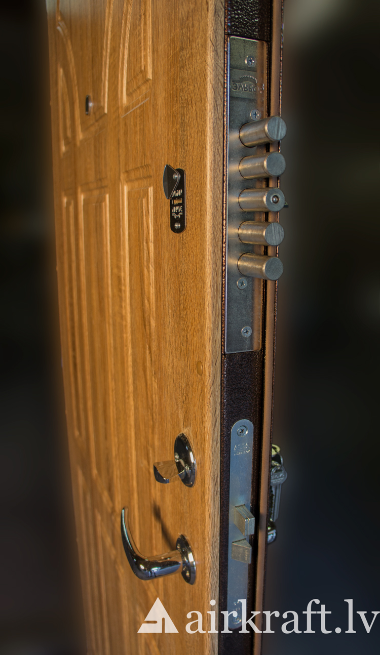 Metāla durvis ar MDF apdari — modelis 05R